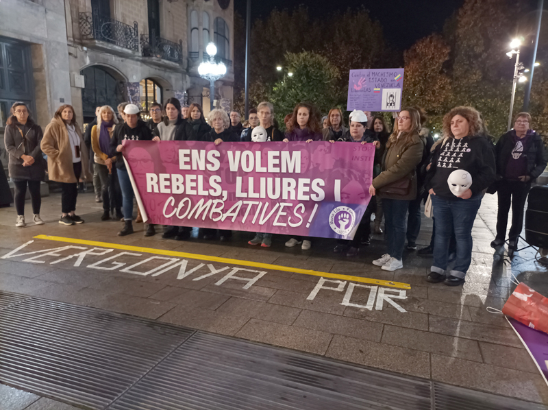ERCfedLleida's tweet photo. 📌Ahir al vespre vam participar a l’acte de @marealilalleida 🟣 amb motiu del #25N demanant i escenificant que, davant qualsevol acte de violència masclista, la vergonya i la por han de ser sempre només per als agressors i mai ❌ per a les víctimes.

#ProuViolenciesMasclistes ⚧ https://t.co/rSNW6BQtu9