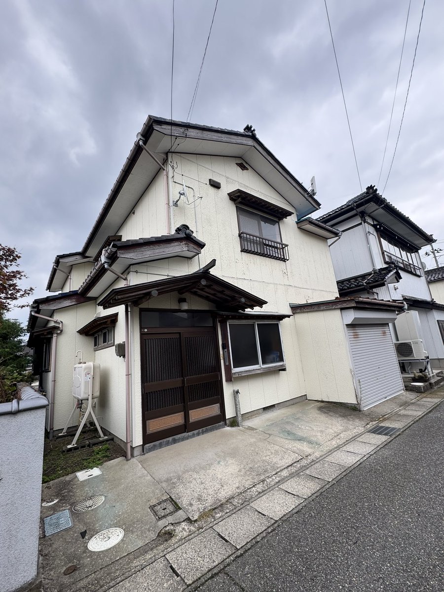 uptomo06's tweet photo. 都内から地元に移住して色々と契約を終えて今週から一軒家に住み始めました🏠

間取りは6DKで約130㎡で家賃4万ちょっとと言う値段です！

駅から徒歩10分少し、大きめのスーパー徒歩2分とまぁまぁな好立地です✨ https://t.co/TtghmRiIcz