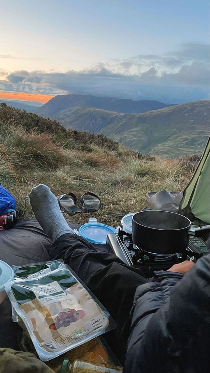 Morning views and hot meals – nothing beats camping life. 🌄☕