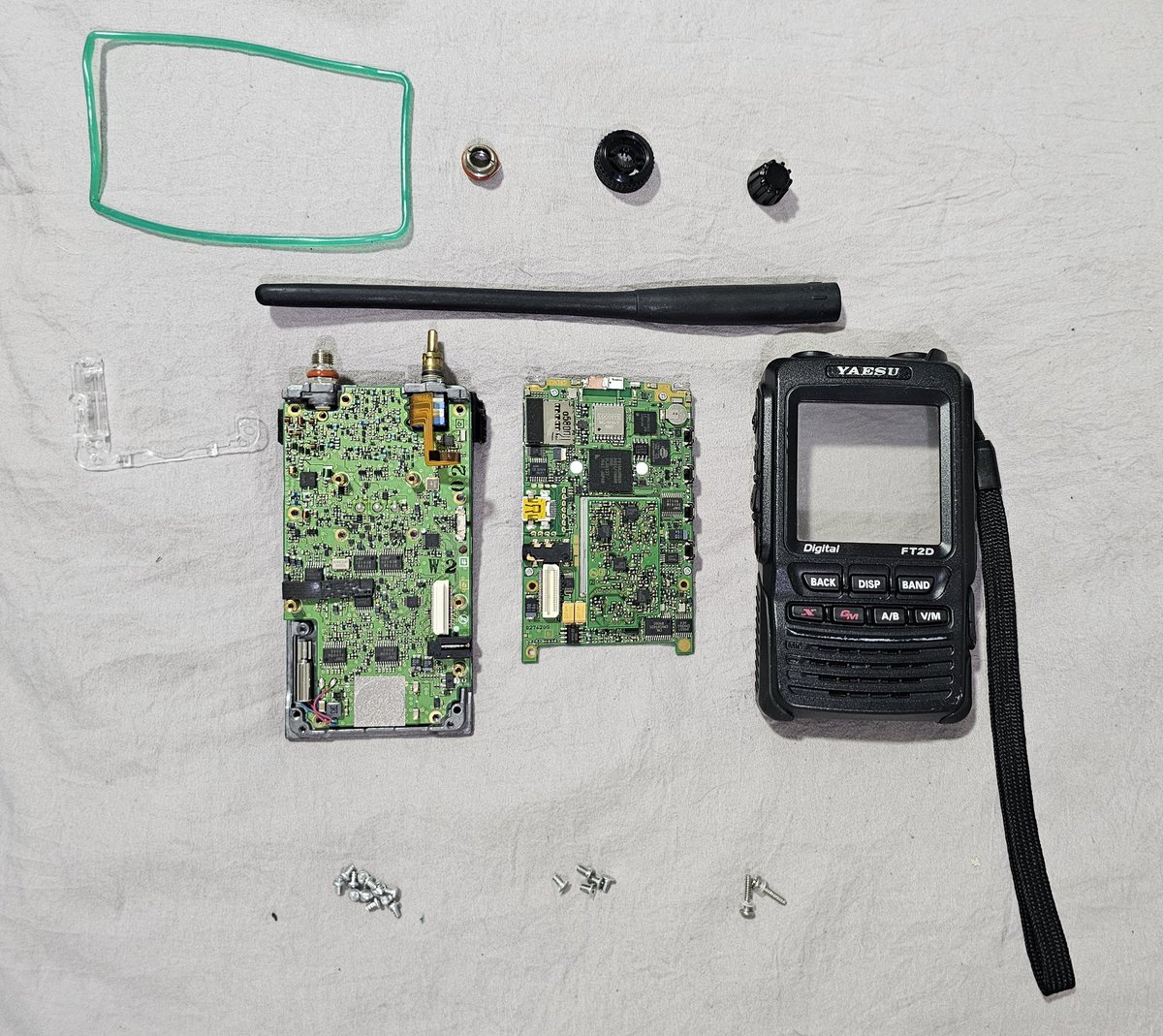 Que como se ve mi radio Yaesu FT2D por dentro???? A pues averiguemos y de una vez le hacemos un aseito. Sin miedo, adquiriendo conocimiento..