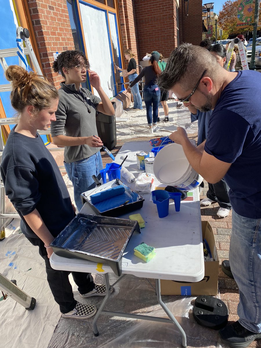 NNPSArts's tweet image. It’s that time again! Our art teams are partnering with the CAN Foundation &amp;amp; @CityofNN to paint windows in City Center.
Don’t miss their unveiling at the Tree Lighting Ceremony.
#NNPSproud 
#NNPSArts