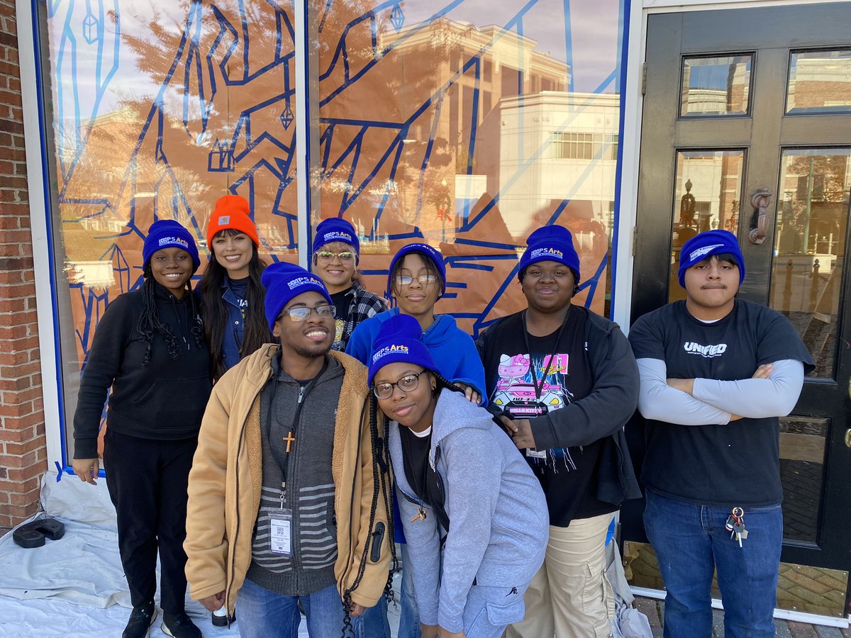 NNPSArts's tweet image. It’s that time again! Our art teams are partnering with the CAN Foundation &amp;amp; @CityofNN to paint windows in City Center.
Don’t miss their unveiling at the Tree Lighting Ceremony.
#NNPSproud 
#NNPSArts