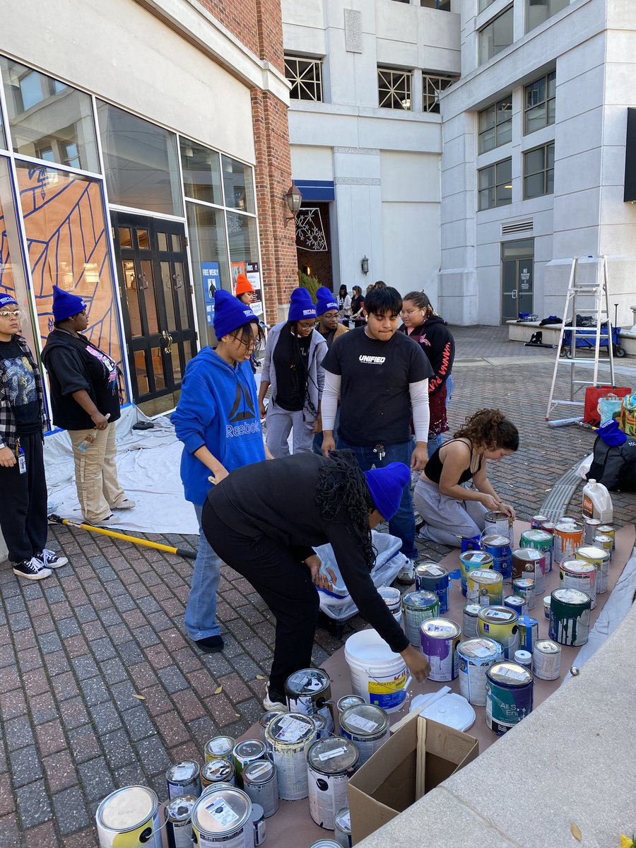 NNPSArts's tweet image. It’s that time again! Our art teams are partnering with the CAN Foundation &amp;amp; @CityofNN to paint windows in City Center.
Don’t miss their unveiling at the Tree Lighting Ceremony.
#NNPSproud 
#NNPSArts