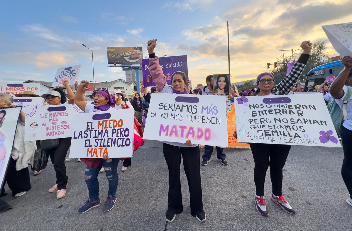 Así terminamos un día gritando junto a las voces de nuestras hijas, pidiendo justicia, porque una madre NUNCA SE CANSA. 

Hoy pusimos sus voces en marcha, pero luchamos todos los días que ellas nos faltan.

#VocesEnMarcha #25N