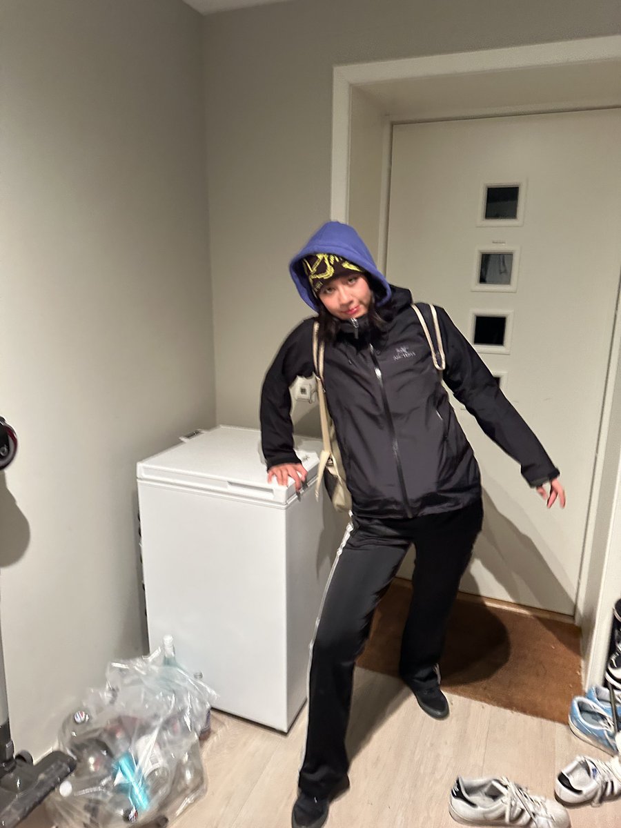 b0bleplast's tweet photo. bevis på at han dønn er onkelen min, lånte luen min mens han var i england en tur https://t.co/myVsikqZS2
