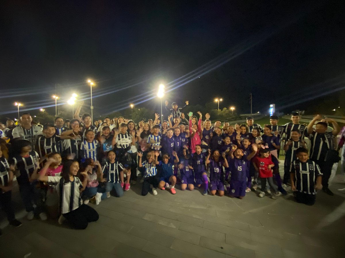 Rayadas's tweet photo. ¡Nuestras niñas de #EscuelasRayados que participaron en "Rayadas Inspirando Sueños" nos acompañan en la Final!👊🏼💙🤍
¡Que se sienta el apoyo y vamos las #RayadasXElBI!🫶🏼¡Arriba el Monterrey!Ⓜ️ https://t.co/M9EVcQq5tM