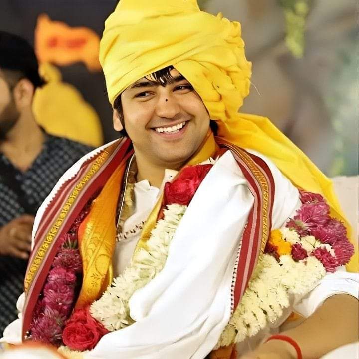 Kuldeep84162406's tweet image. जिन्हें लगता है हिंदू सो गया है ...
एक बार बागेश्वर धाम सरकार की पदयात्रा को देखो, हिंदू सोए नहीं थे बस हिंदू थोड़ा खामोश थे ...!
अब वही हिंदू दहाड़ेंगे भी और प्रभु श्री राम के आशीर्वाद से हिंदू राष्ट्र भी बनेगा...!!

जय जय श्री राम 🙏🚩
जय बागेश्वर धाम सरकार 🙏🚩