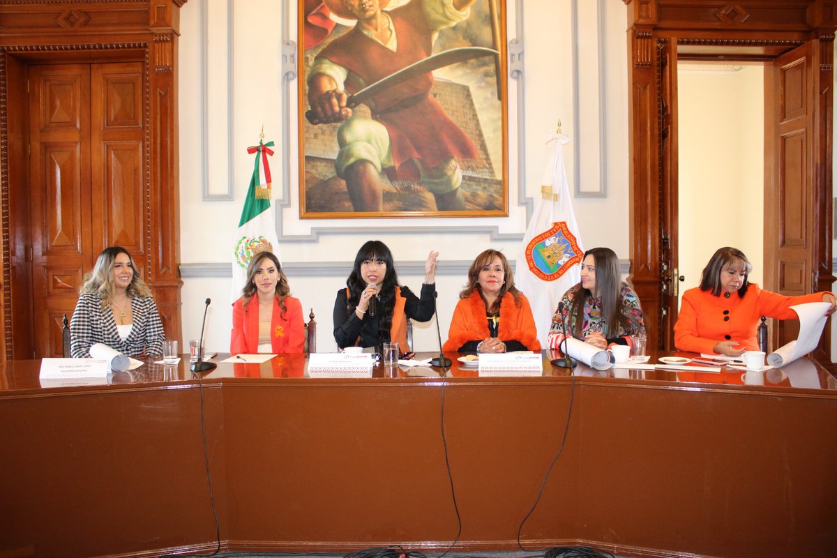 PueblaMujeres's tweet photo. Para fortalecer el manejo de conceptos clave que contribuyan a la eliminación de la violencia, organizamos el taller de capacitación a Regidurías "Derecho a una Vida Libre de Violencia", impartido por la Mtra. Leticia Cervantes de la #SISG en el marco del #25N https://t.co/ndZq39nCFe