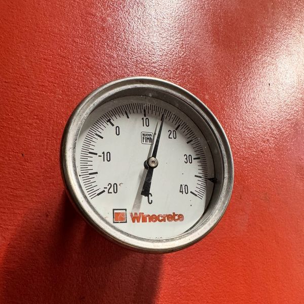 Winecrete's tweet photo. La inercia térmica del hormigón favorece la fermentación maloláctica y mantiene la temperatura del vino durante su almacenamiento. 🆒🍷

•••

The thermal inertia of the concrete favors malolactic fermentation and maintains the temperature of the wine during storage. 🆒🍷 https://t.co/VBJAfuPOtb