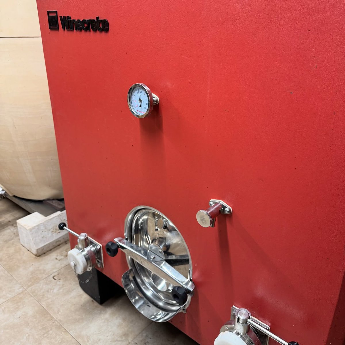 Winecrete's tweet photo. La inercia térmica del hormigón favorece la fermentación maloláctica y mantiene la temperatura del vino durante su almacenamiento. 🆒🍷

•••

The thermal inertia of the concrete favors malolactic fermentation and maintains the temperature of the wine during storage. 🆒🍷 https://t.co/VBJAfuPOtb