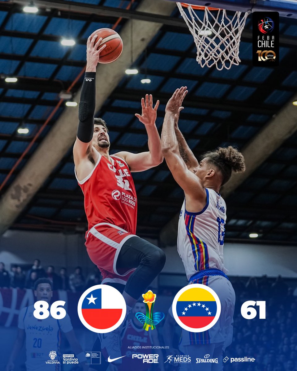¡𝗖𝗛𝗜𝗟𝗘 𝗛𝗔𝗖𝗘 𝗛𝗜𝗦𝗧𝗢𝗥𝗜𝗔 🏀🇨🇱!

Chile rompe una sequía de 45 años y derrota a Venezuela.

Con un sólido juego en equipo y el respaldo de un coliseo repleto, Chile cierra el año con dos triunfos en su grupo, listos para encarar la próxima fecha en febrero con buenas