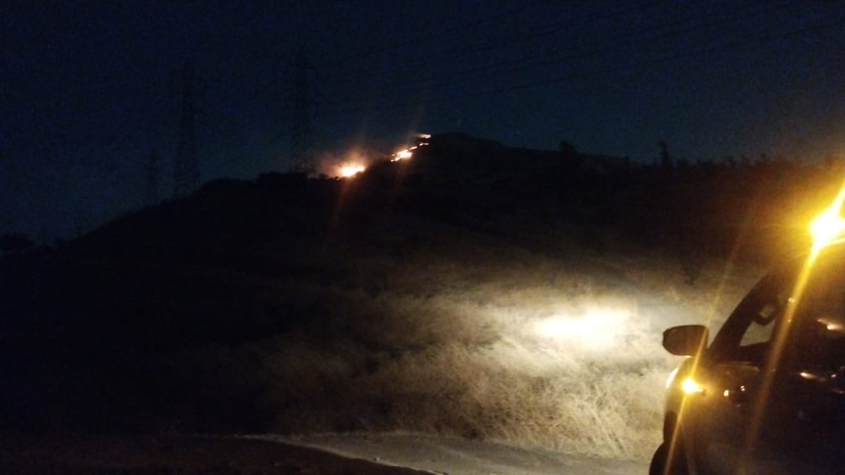 cn_castro's tweet photo. A esta hr incendio en Cerro Renca por su ladera norte, en Quilicura. 15 hectareas afectadas. 3 cuadrillas de @conaf_minagri en terreno y durante la noche, además de Bomberos. Equipos @Muni_Renca monitoreando junto a @Senapred. Hasta ahora sin peligro de propagación hacia Renca. https://t.co/1Ax6O8HNCA