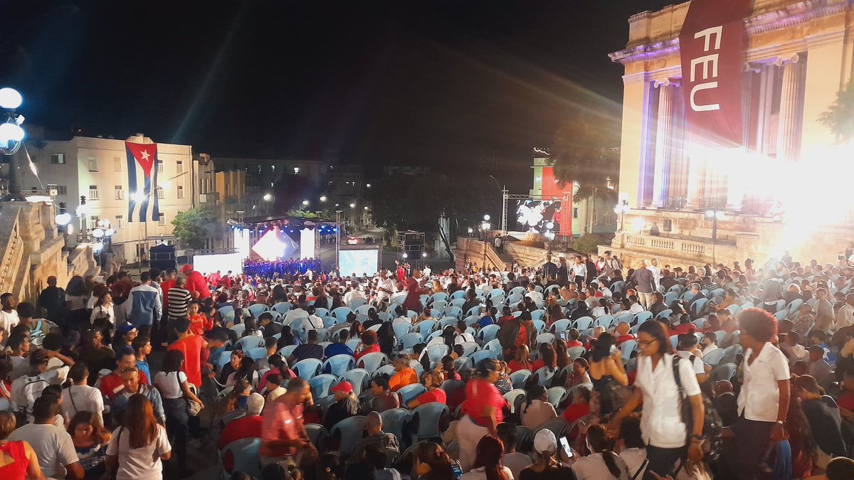 💢La tropa de futuro presente  en la escalinata de la <a href="/UdeLaHabana/">Universidad de La Habana</a> para rendir homenaje al líder histórico de la Revolución, #FidelCastro, a ocho años de su partida física. Los agradecidos te acompañamos. #FidelPorSiempre 🇨🇺🫶
#SomosUCI <a href="/raydelmp/">Raydel Montesino Perurena</a> <a href="/CubaMES/">MES</a> <a href="/UJCdeCuba/">UJC de Cuba</a> <a href="/FeuCuba/">FEU de Cuba</a>