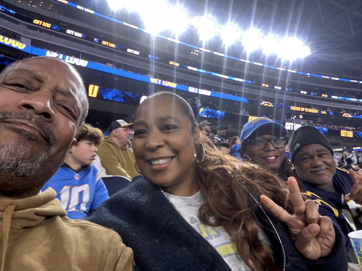 Da_RealDwalk's tweet photo. Charged up!…MNF….#boltup https://t.co/F4h9YFIHeq