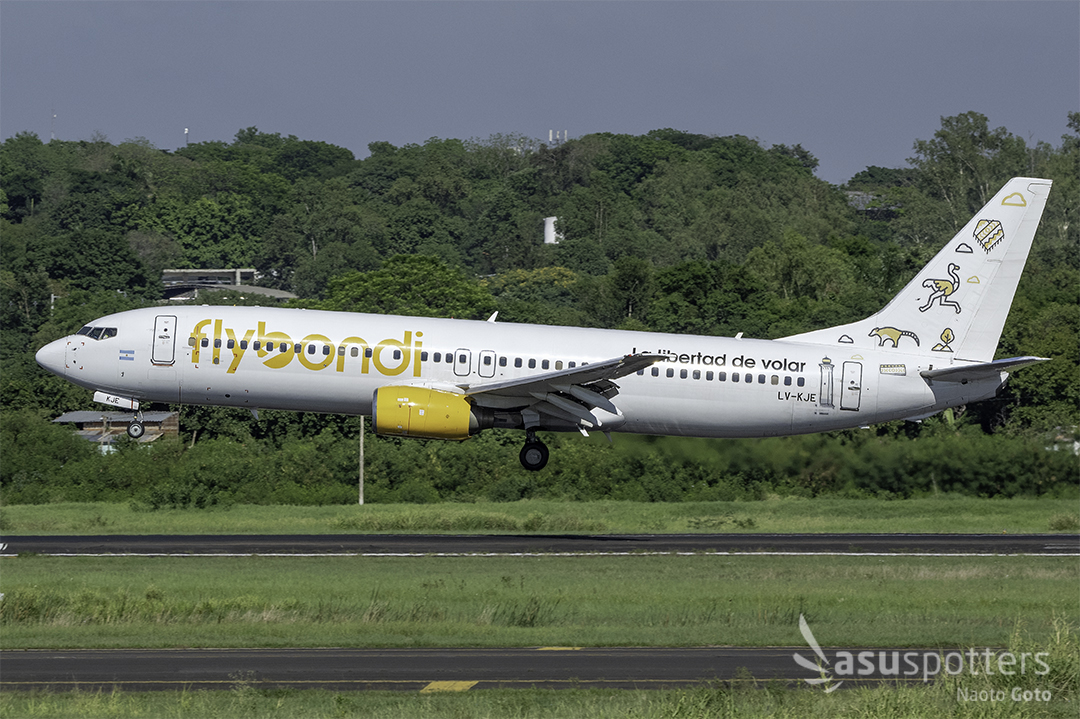 snao122's tweet photo. Con motivo de la final de la Copa Sudamericana, el Aeropuerto Internacional Silvio Pettirossi🇵🇾 se tiñó de celeste y amarillo 🇦🇷, por la llegada masiva de aeronaves desde el país vecino.
#ASUspotters by @aeronauticapy & @aviacionline https://t.co/EVnUuJRMf2