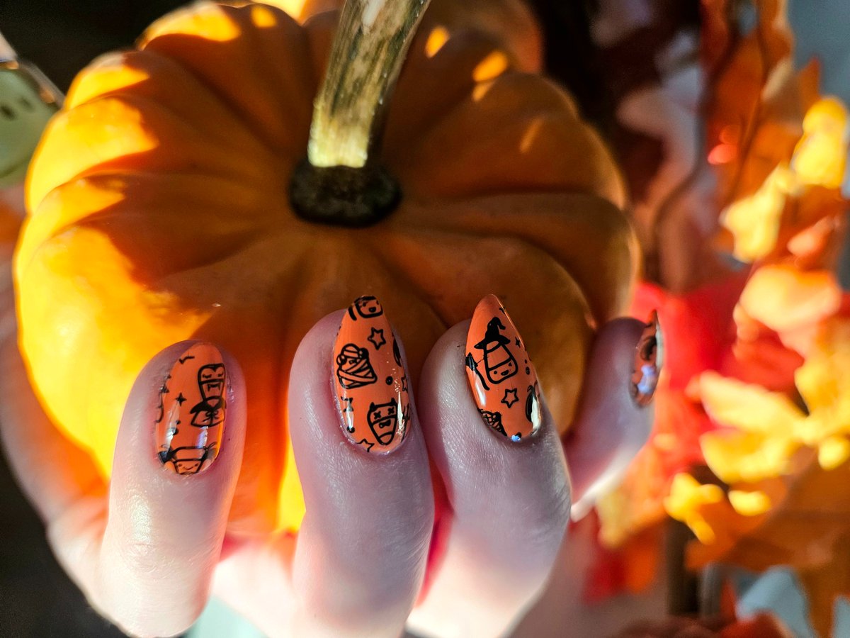 BojarskiLauren's tweet image. In the spirit of thanksgiving, I'm thankful that I get to pursue my creative hobby of nail stamping 🩵

#maniology #holotaco #whatsupnails #nailstamping #hobby #wellness #wellbeing