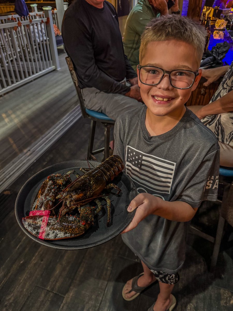 DmacDeere's tweet photo. This guy's got the magic touch, he just won a lobster out of a claw machine on the first try! Best $3 we’ve ever spent! 🤣 #FloridaThanksgiving  #HightideSocialHouse https://t.co/t2OGkSev5q