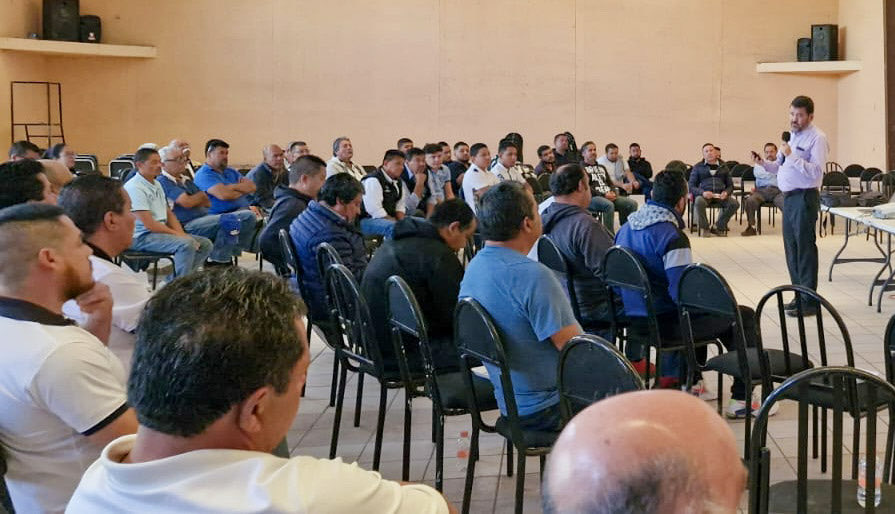 SGGDurango's tweet photo. Lidera @RafaelV10849728 capacitación a choferes de @alianzadgo sobre violencia de género.
Estas #AccionesConValor, respaldadas por Raúl Medina Samaniego, fortalecen la estrategia 🚌 “Transporte Seguro”, garantizando espacios libres de violencia para todas las duranguenses. 🚍💜 https://t.co/xAPNm2eStM