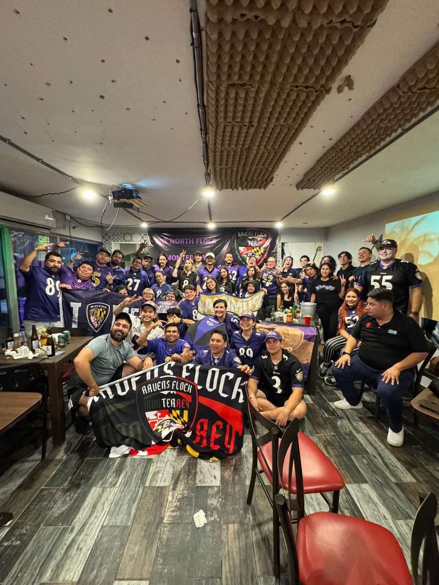 Señores 
<a href="/PabloViruega/">Pablo Viruega</a> <a href="/EduardoVarelaTV/">Eduardo Varela 🇲🇽</a> <a href="/espnsutcliffe/">John Sutcliffe</a>  

viendo la transmisión del juego con presencia en el estadio @sofi en LA y acá en el nido del #FlockMonterrey  desde la sultana del Norte 🐦‍⬛🤍🏈 

 #MNFxESPN 🐦‍⬛