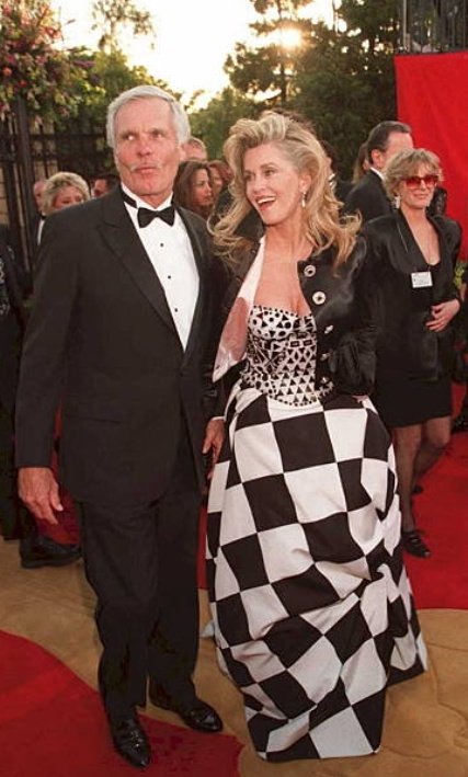 37Lemons's tweet photo. Two inverts arriving at the 
67th Annual Academy Awards

Female Ted Turner with
Male Jane Fonda in an absurdly blatant freemasonic checkerboard dress 

black, white, red https://t.co/FjS7Yk8gIj