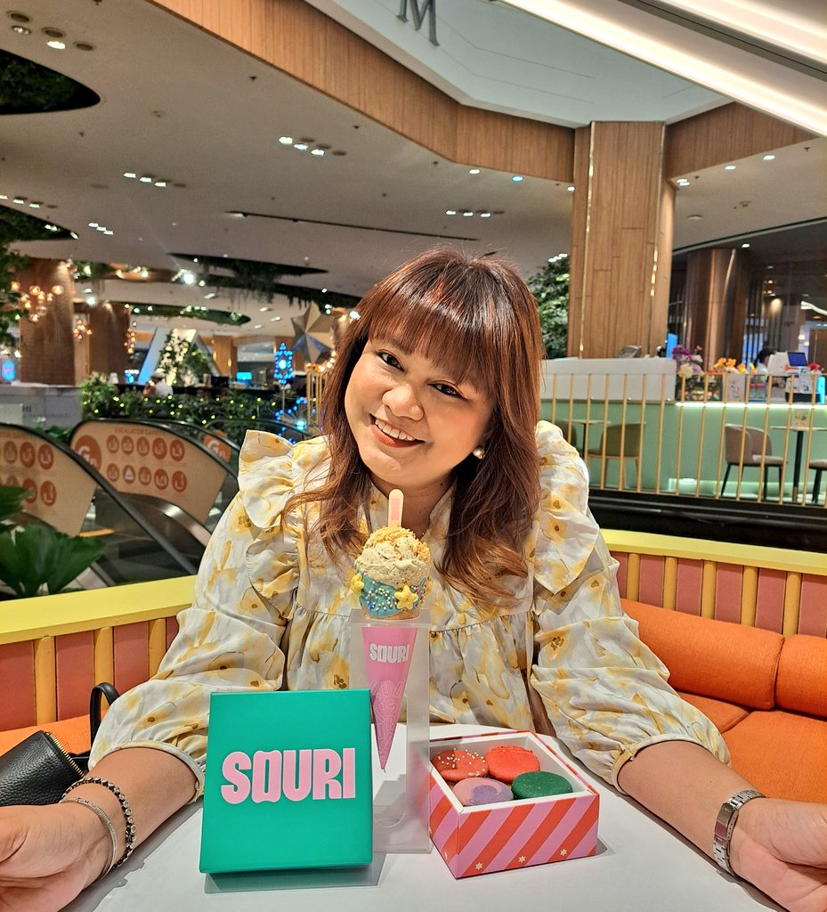 อร่อยมาก ไอศครีมรสชาด ดูไบ นัวมาก
อร่อยไม่หวาน พร้อมกับจัดมาการอง 4 ชิ้น
กล่อง cute ของต้องมี ขอบคุณเพื่อนติ่งต่างวัย <a href="/poycchonn/">-เมธงอน-</a> สานฝันให้เรา 🥰🥰
ติ่งไปด้วยกันจนแก่🤣🤣
<a href="/souri_bkk/">SOURI</a> #SOURIBKK #SOURI 
#winmetawin ไปชิมไอศครีมกันน๊าา😍