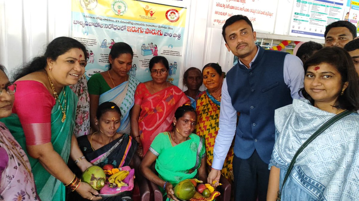collectormanyam's tweet photo. 🏥State's 1st #ContainerHospital to Ease #TribalHealthcare Access🚑
Smt. @GSandhyarani_ Minister for Women & Child Welfare & Tribal Welfare, inaugurated a container hospital named #GiriHealthCenter, designed to provide #healthcare to 2,000+ people from remote tribal communities. https://t.co/IRGKxf3FXS