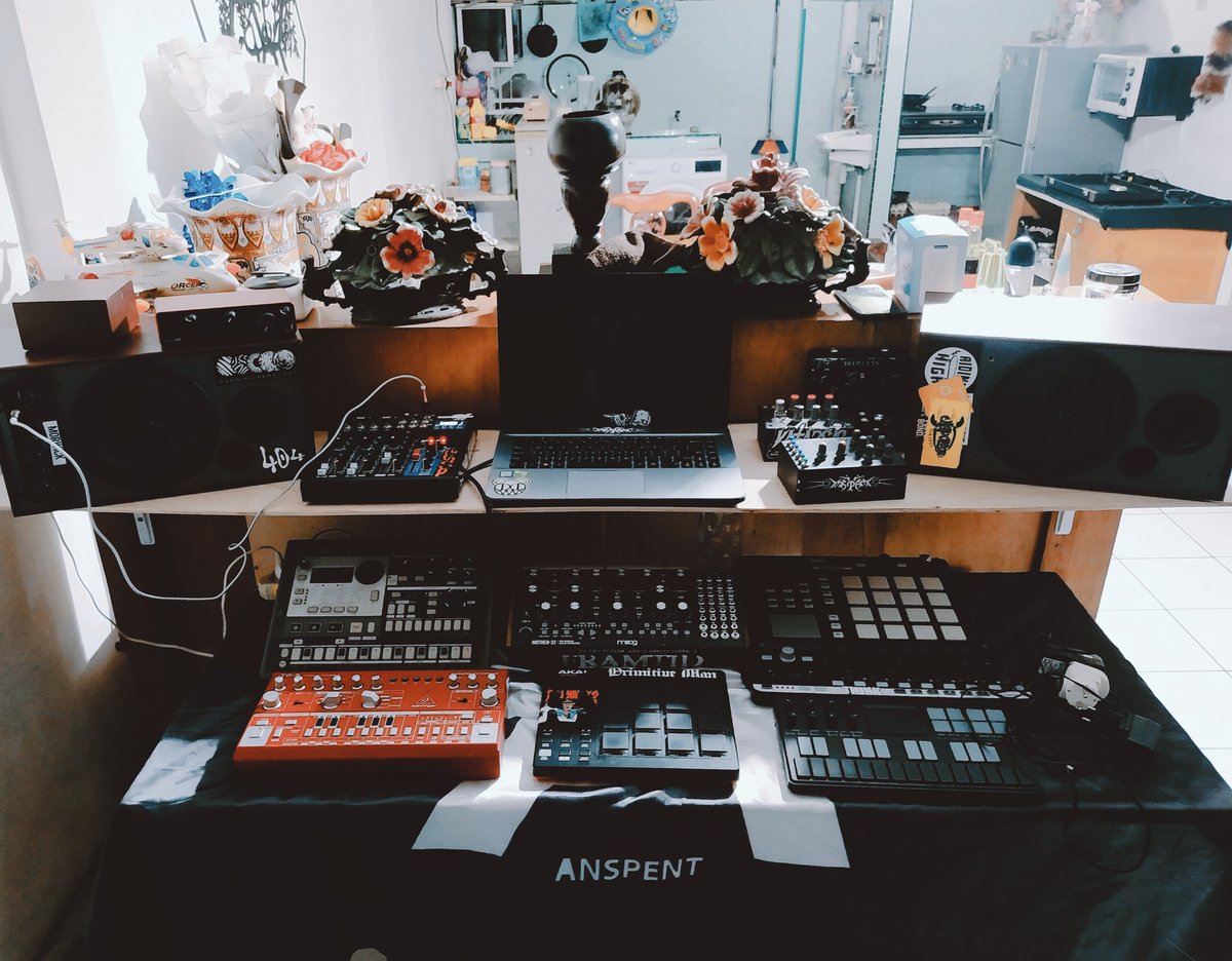 sedikit mowww~

#moog #moogmother32 #korgelectribe #behringertd3 #korgKPC1 #korgpadkontrol #nanokey #mutantsynth #ableton #akaimpd218 #akai #ataripunkconsole #focusrite