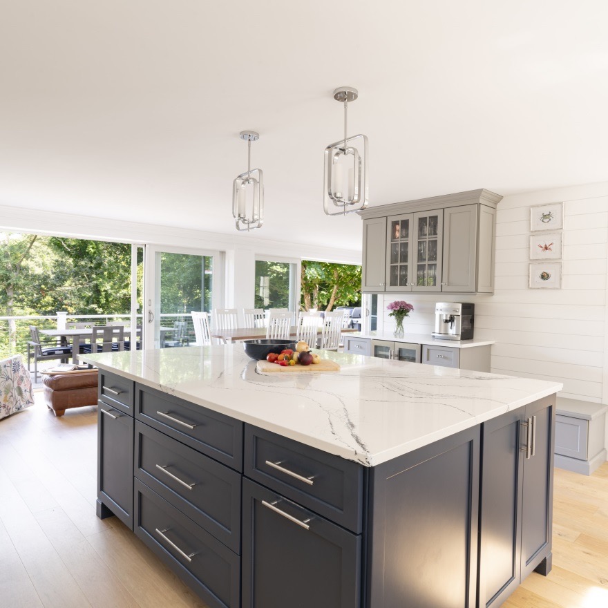 PhilbrookCC's tweet image. An open-concept kitchen that’s absolutely perfect for family holidays.

#BuiltByPhilbrook in collaboration with A3 Architects, Andersen Windows + Doors, Shepley Wood Products #CapeCodHome #CapeCodBuilder #WaterfrontHome #OrleansMA 📷 Grattan Imaging; White Wood Kitchens