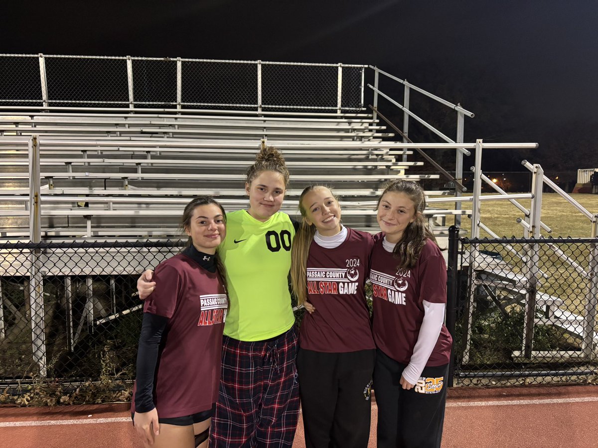 WMGsoccer's tweet photo. One Last Time …💛⚽️🖤 Going to miss these girls https://t.co/JXTPpKBssC