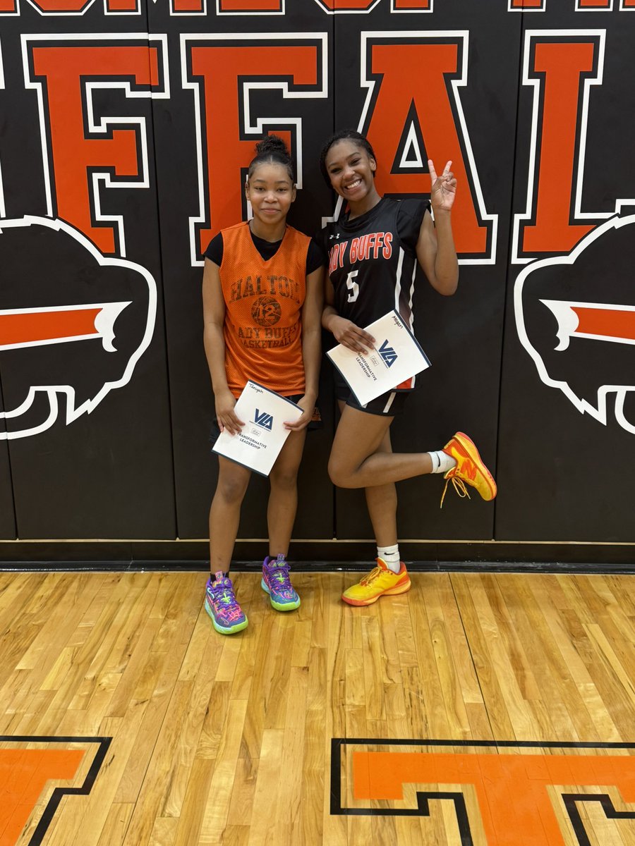 coachfearsHHS's tweet photo. Big/Lil Sis Reveal and our first Leadership lesson with @varsityleader! 📖 🧡

“Leaders become great, not because of their power, but because of their ability to empower others.” 

@BirdvilleISD @HHSBuffNation @HHSbuffslibrary https://t.co/sir7yYzBkv