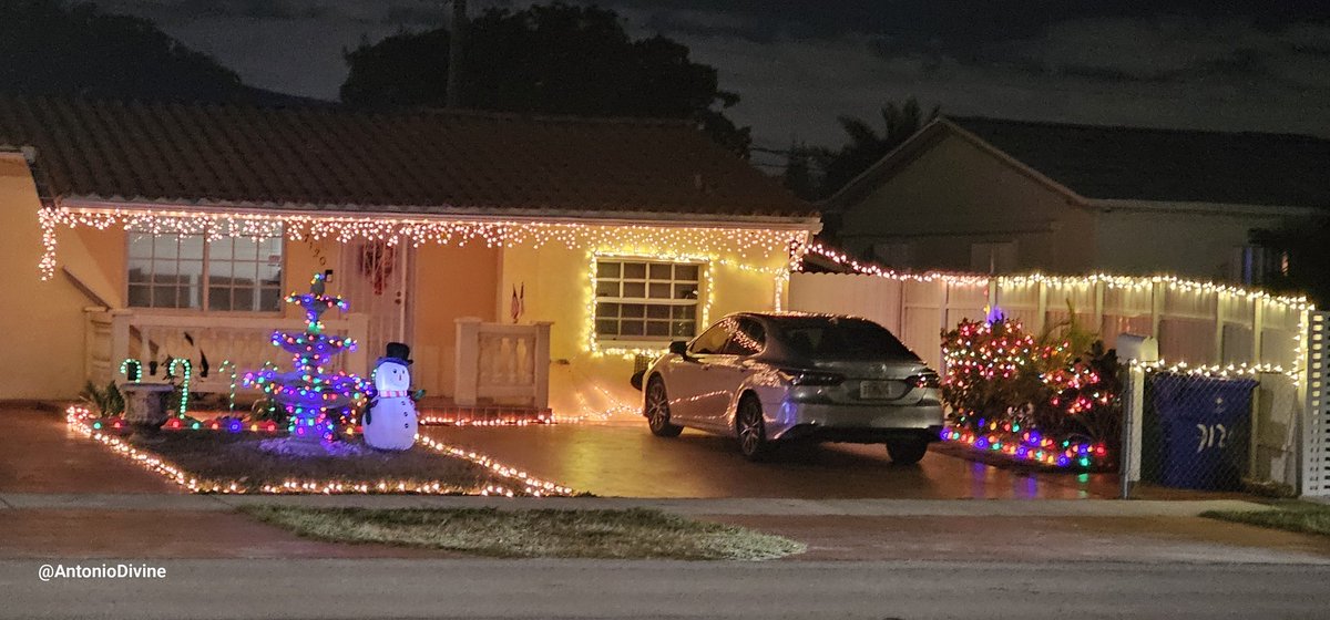 antoniodivine's tweet photo. #Christmas has arrived at #Flagami #District4 @Manolo4Miami District.
Neighbors wishing neighbors a very #HappyThanksgiving and a beautiful #HolidaySeason filled with #faith, #hope, and #happiness. https://t.co/YRslAJX6Mi