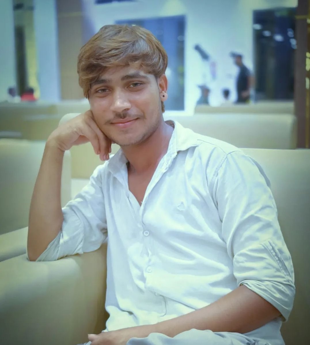 _arslanX's tweet image. संभल के दंगो मे गोलियों द्वारा मारा गया मोहम्मद कैफ की मां को देखिए और इनके दर्द को महसूस करिए 🥲

इनका बेटा अब इस दुनिया में नहीं रहा.. इसका ज़िम्मेदार कौन है ?

इनके आंसू की वजह कोई पुलिस नहीं है, बल्कि वो नफ़रती नेता है जो हिन्दू मुस्लिम को भड़का कर इनमें दंगे करवा रहे है