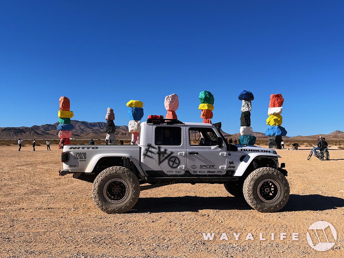 How about rock’d 🤘instead of ducked 🤪 #jeep #jeepgladiator #wayalife #evomfg #nittotires #kmcwheels #kclights #7magicmountains #nevada #lasvegas