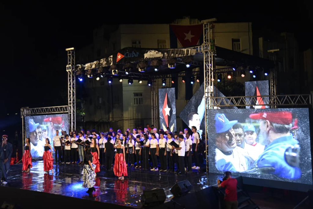 Una vez más la escalinata de la Universidad de La Habana recibe al pueblo cubano para rendirle homenaje al Comandante en Jefe Fidel Castro Ruz  a ocho años de su desaparición física . Con un ¡Yo soy Fidel! que estremece la juventud cubana demostró el sentir de los agradecidos.