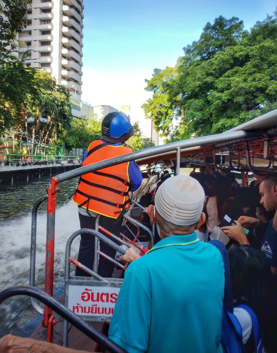 bmccarthy0's tweet photo. My usual commute to work takes me by public ferry along the Khlong Saen Saep in #Bangkok. Choose to reduce your transport emissions. 😊 ⛴️
#WorldSustainableTransportDay #transport #sustainable #ferry https://t.co/709Dz4u9i5
