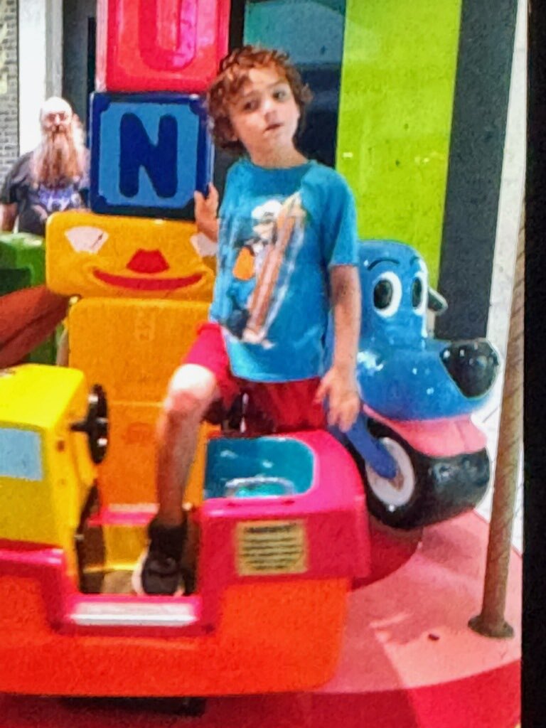 VolusiaSheriff's tweet photo. Lost child: @CityofDeltonaFL area 

Deputies are looking for a missing 7-year-old boy who has autism and ran off from home this evening.

Charlie ran north on Stillwater Avenue, Deltona, around 8 p.m. He was wearing a black T-shirt and white shorts. https://t.co/iUhr1LaFxI