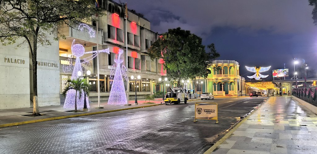 #EnFotos📸| 🎄✨Así se ve el brillo de la #Navidad desde el centro histórico del mcpio, reforzando el porque somos un #IribarrenDePaz por ➕ alegría y esperanza para nuestro pueblo.
<a href="/LuisJonasReyes/">Luis Jonás Reyes</a> <a href="/leticiagomezve/">Leticia Gómez</a> <a href="/Maby80/">M.Gabriela Chávez C.</a> <a href="/ConElMazoDando/">Con el Mazo Dando</a>
#25Nov
#NaGuaraLuisJonas