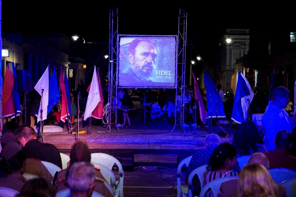 ✍"Jóvenes barbudos, rebeldes diamantes/ con trajes olivo bajan de las lomas,/ y por su dulzura los héroes triunfantes/ parecen armadas y bravas palomas"..... homenaje a nuestro eterno Comandante 🇨🇺
#SiempreJoven
#CienfuegosXMásVictorias