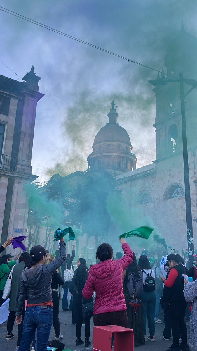 un día, en la facultad te organizas con tus amigas para marchar por el aborto legal. Años después, ya saliste de la escuela y por trabajo, te toca acompañar a las compas en el día que tanto esperamos. Fuimos todas. 💚

#YaEsLeyEdomex 💚💜 #AbortoLegal #ILE #MareaVerdeEdomex