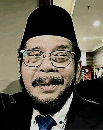 Senyum bahagia sang paman ketika sang ponakan yg dibela mati2xan berhasil duduk di RI 2 dengan cara2x kotor demi menyelamat raja jawa biar terus berkuasa walaupun dari balik layar utk kepentingan oligarki. 
Paman apa khabar? 
#FufufafaAibNasional