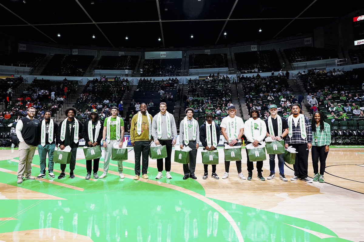Congratulations to our student-athletes that received their stoles tonight! 🎓👏

#GMG🦅 | #BTB