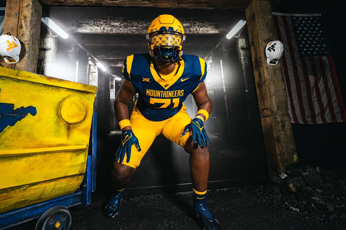 jahmirdavis51's tweet image. 💛💙Extremely excited and blessed to announce that I am officially committed to @WVUfootball 💛💙@CoachMooreWVU @NealBrown_WVU @trey_neyer @cameronhall_4 @PatQBtrainer