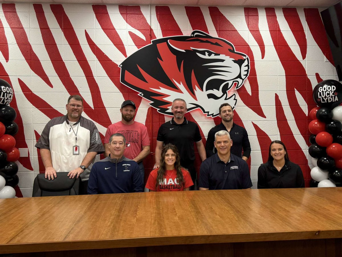 LydiaKemnitzer's tweet photo. So blessed! Thank you @CarrieShephard4 and @CorneishaMorris for believing in me! Can’t wait to become a cardinal! Thanks to all who have helped me to this point in my life!❤️🏀
@cardswomenbball https://t.co/FgWjrlQMJ2