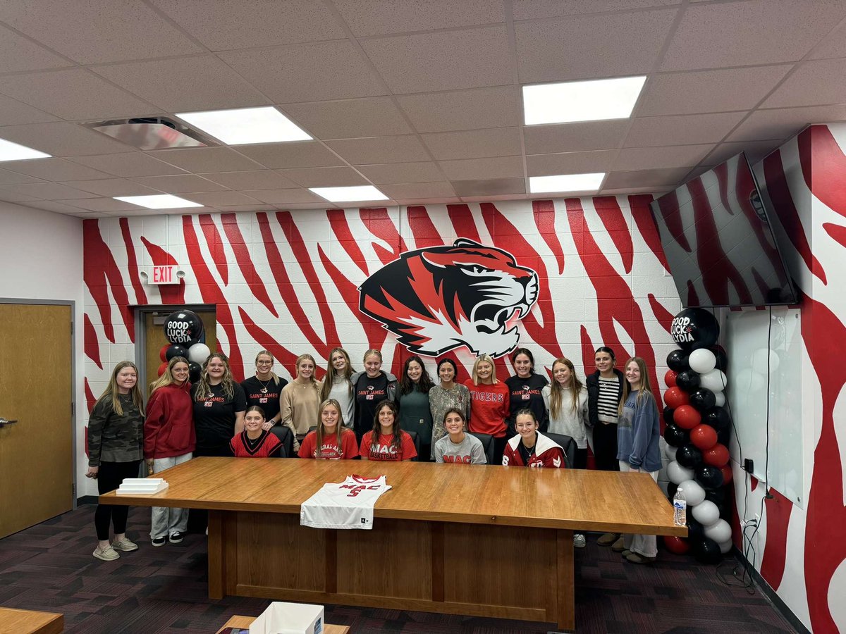 LydiaKemnitzer's tweet photo. So blessed! Thank you @CarrieShephard4 and @CorneishaMorris for believing in me! Can’t wait to become a cardinal! Thanks to all who have helped me to this point in my life!❤️🏀
@cardswomenbball https://t.co/FgWjrlQMJ2