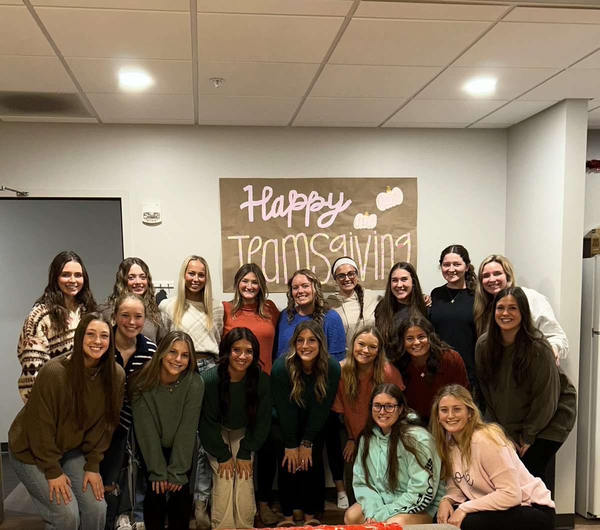 TNUsoftball's tweet image. There’s alot to be thankful for this year…..especially Team34. Team34 has shown love, patience, and kindness not only towards each other, but especially towards others. Thank you for being you and Happy Teamsgiving from Team34!! 🩷🩷🤗🙏