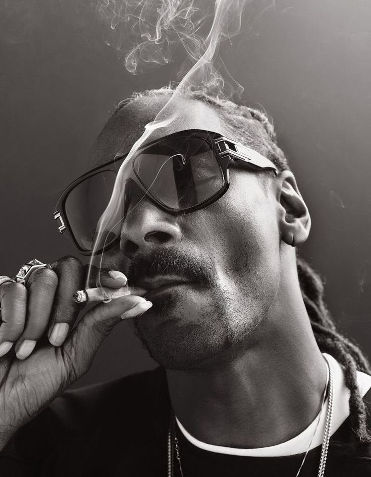 Snoop Dogg copied Kibum by smoking just like him.