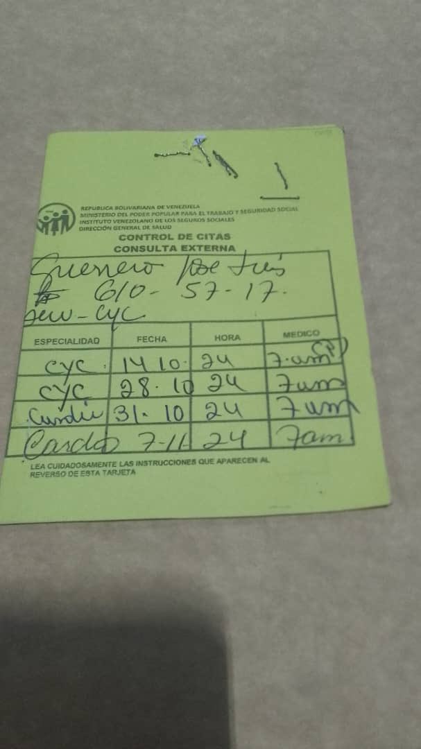 AlexaGomezDos's tweet photo. Buenas noches. El señor José es un hombre muy trabajador. Él, junto a su esposa venden café, chucherías para sobrevivir. Al señor José le salió una lesión en la cabeza que debe ser operada para biopsia. Le piden estos insumos y no tienen para comprarlos. Si alguien los tiene en donación, lo agradecemos de antemano. También podemos colaborar con ellos con Bs.50, para intentar entre todos lograr el monto. Muchas gracias 🙏🏼