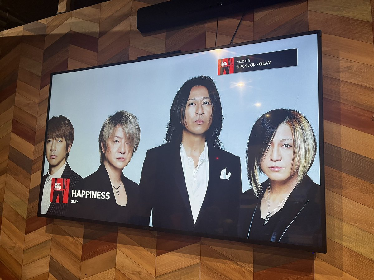 NORI_SES's tweet photo. 20代女子に左から二番目がボーカルでTERU。こう見えて身長185cmやねん。
その右のTAKUROは217cmって
言ったらめちゃくちゃ信じてる。

#GLAY
#TERU
#TAKURO https://t.co/9MhinFq90V