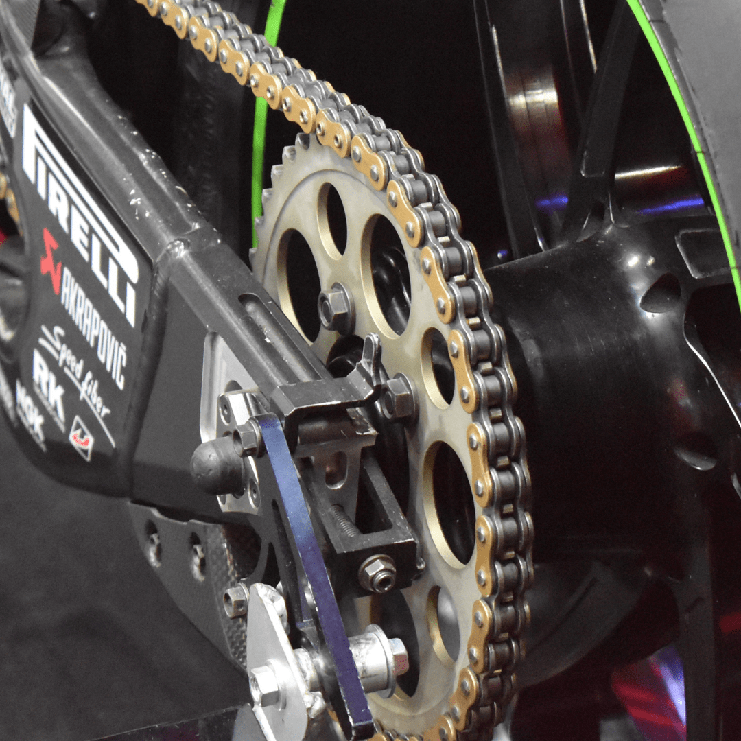 スズキ、カワサキのファクトリーチームの黒いボルト。