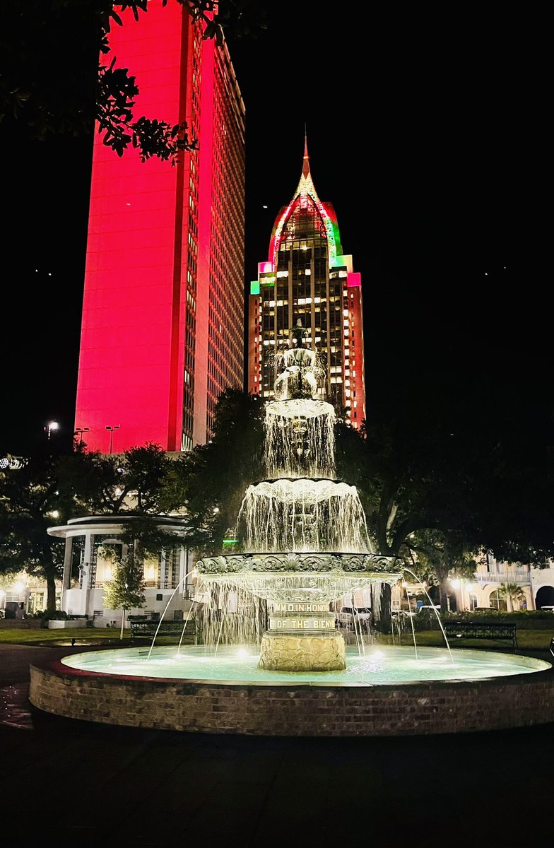ShultzPaige's tweet photo. Clear skies tonight in Bienville Square Mobile, Alabama.  Looking festive! 🎄 https://t.co/YRgWqldHFG